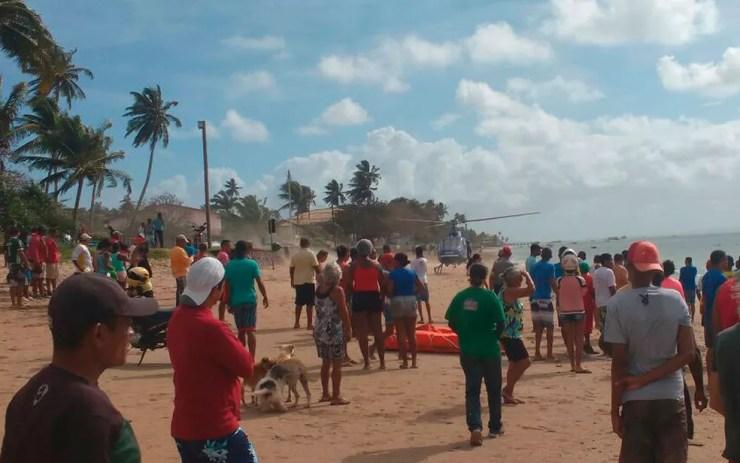 Vítimas são resgatadas na praia do Duro, em Vera Cruz (Foto: Luís Paulo / Arquivo Pessoal)