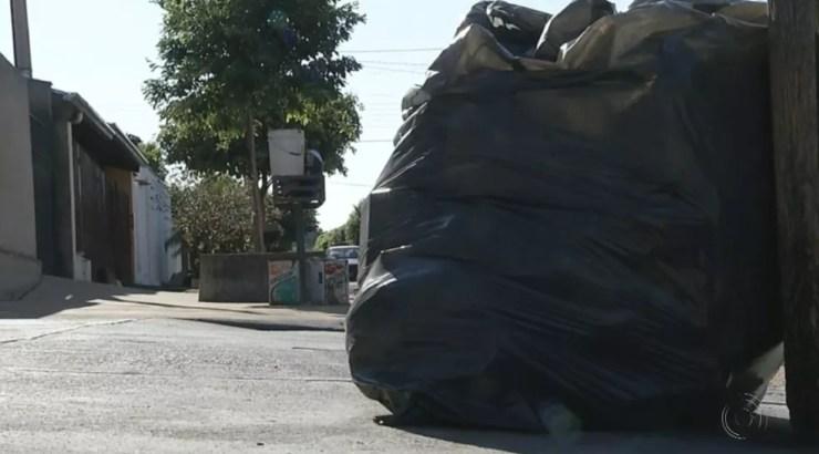 Lixo não foi retirado das casas na manhã desta segunda-feira em Murutinga do Sul (Foto: Reprodução/TV TEM)