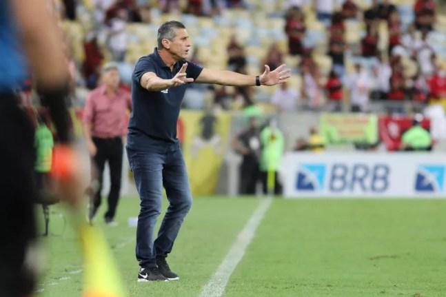 Jorginho, técnico do Cuiabá, contra o Flamengo — Foto: AssCom Dourado