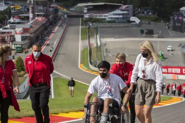 De cadeira de rodas, Juan Manuel Correa volta a Spa, palco de seu acidente em 2019 — Foto: Reprodução/redes sociais