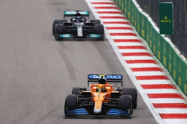 Lewis Hamilton, da Mercedes, e Lando Norris, da McLaren, no GP da Rússia de 2021 — Foto: Bryn Lennon/Getty Images