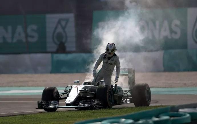 Lewis Hamilton abandonou GP da Malásia após quebra de motor (Foto: AP)
