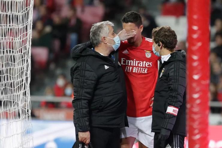 Lucas Veríssimo se lamenta após romper ligamento do joelho em goleada do Benfica contra o Braga — Foto: Valter Gouveia/NurPhoto via AFP
