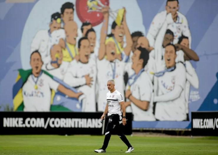 Sylvinho durante treino do Corinthians  — Foto: Rodrigo Coca/Agência Corinthians