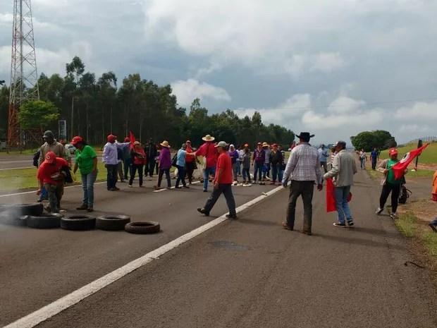 Manifestantes colocaram pneus no meio da pista para impedir passagem de veículos (Foto: Simone Dias/TV TEM)