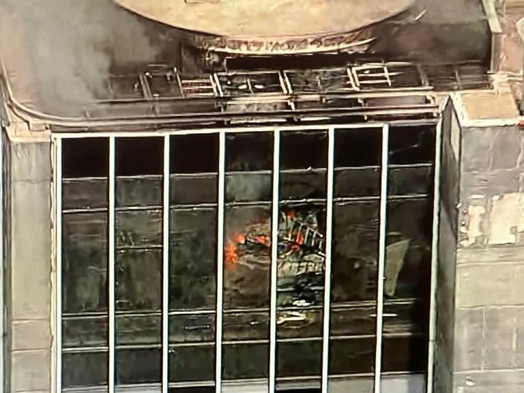 Fogo no último andar do prédio incendiado nesta quinta — Foto: Reprodução/TV Globo