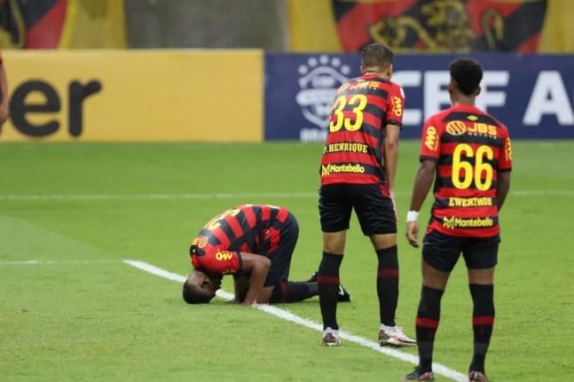 Jogadores do Sport lamentam a derrota para o Fortaleza — Foto: Marlon Costa/Pernambuco Press