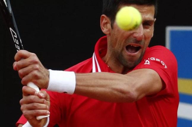 Novak Djokovic rebate bola de Rafael Nadal no Masters 1000 de Roma — Foto: Reuters/Guglielmo Mangiapane