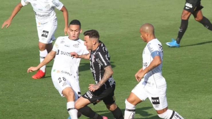 Gustavo Mosquito tenta a jogada em Santos x Corinthians