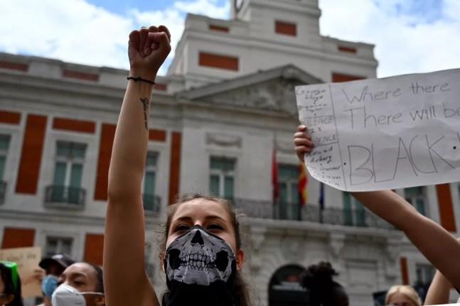 Manifestantes pedem justiça durante protesto em Madrid. — Foto: Gabriel Bouys/AFP