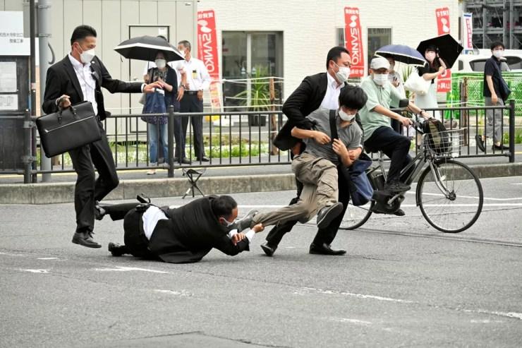 Suspeito de cometer ataque contra o ex-premiê do Japão é interceptado por seguranças após disparo — Foto: The Asahi Shimbun/via REUTERS