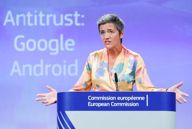 Margrethe Vestager, comissária europeia de Concorrência, detalha multa de de 4,34 bilhões de euros contra o Google (Foto: Yves Herman/Reuters)