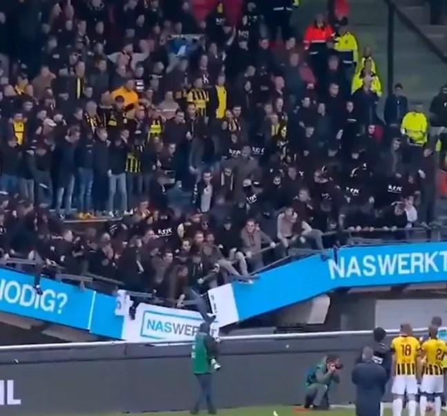 Arquibancada com torcida do Vitesse desaba em comemoração, na Holanda — Foto: Reprodução/ultrasworld_official