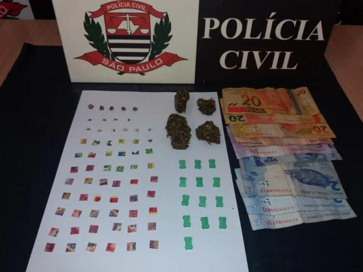Drogas e dinheiro apreendidos pela polícia (Foto: Divulgação/Polícia Civil)