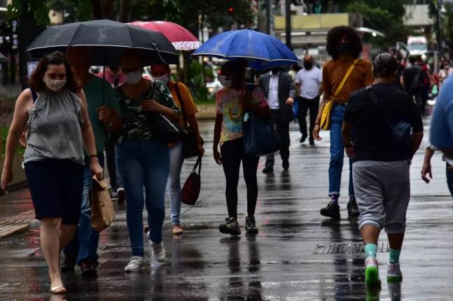 Chuva na tarde desta sexta feira, (5) em São Paulo. Na foto pessoas com guarda chuva na Av. Paulista.    — Foto: ROBERTO CASIMIRO/FOTOARENA/ESTADÃO CONTEÚDO