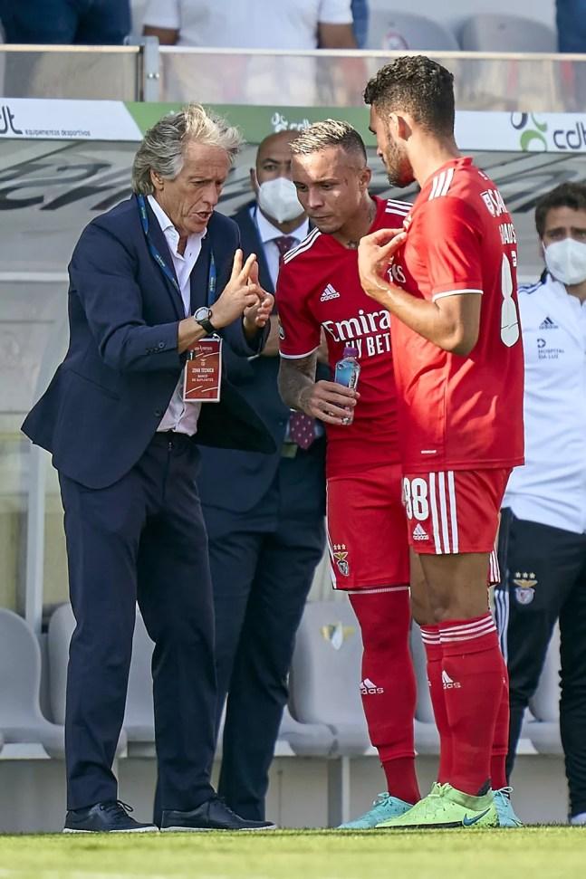 Everton Cebolinha ao lado de Jorge Jesus: técnico foi quem pediu a contratação do atacante — Foto: Getty Images