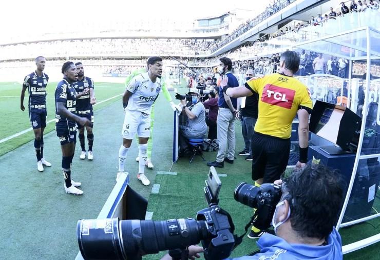 Gustavo Gómez, do Palmeiras, pressiona Raphael Claus no VAR — Foto: Marcos Ribolli