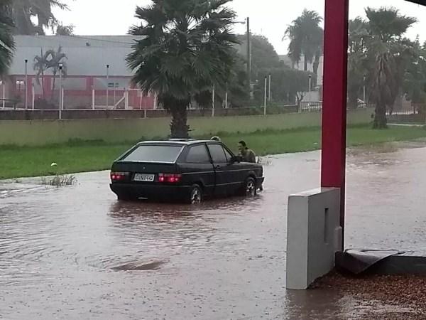 Ruas de Novo Horizonte (SP) ficaram alagadas durante chuva forte (Foto: Arquivo Pessoal)