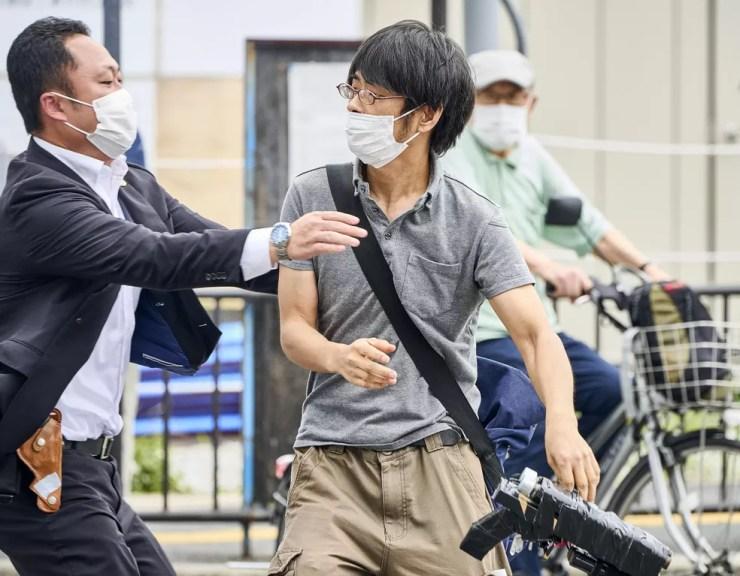 Suspeito de atirar em Shinzo Abe foi detido no local com uma arma caseira em Nara, no Japão — Foto: Nara Shimbun/Kyodo News via AP