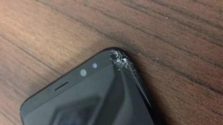 Mesmo com dano mínimo, conserto de tela de um Samsung Galaxy S8 pode chegar a R$ 1,8 mil (Foto: Felipe Hevia/Arquivo pessoal)
