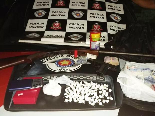 Polícia apreendeu armas e porções de cocaína (Foto: Divulgação / Polícia Militar)