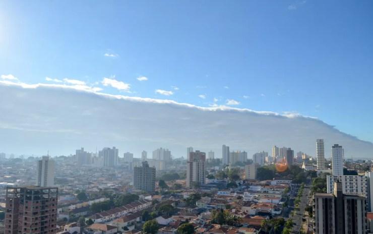'Nuvem tsunami' avançou pelo céu de Piracicaba (Foto: Carol Giantomaso/G1)