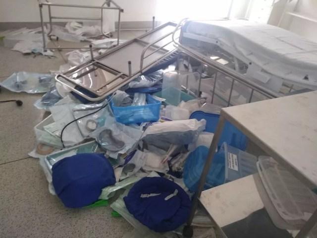 Mulher jogou macas, cadeiras e outros objetos no chão em hospital de Castilho (Foto: Reprodução/TV TEM)