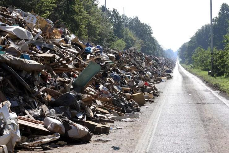90 mil toneladas de lixo foram retiradas após enchentes na Bélgica, foto de 3 de setembro de 2021 — Foto: François Walschaerts/AFP