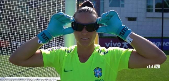 Aline com os óculos especiais dos treinamentos das goleiras da Seleção — Foto: reprodução CBF TV