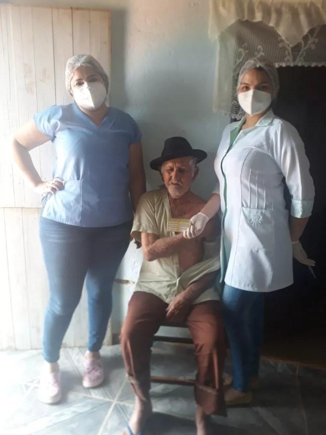 O esforço foi para a aplicar a primeira dose da vacina contra Covid-19 em Francisco Henrique de Lima, de 102 anos. — Foto: Arquivo pessoal