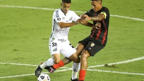 Sandry em ação pelo Santos contra o Deportivo Lara