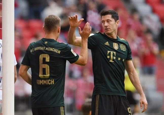 Lewandowski comemora gol do Bayern de Munique com Kimmich   — Foto: REUTERS/Andreas Gebert 