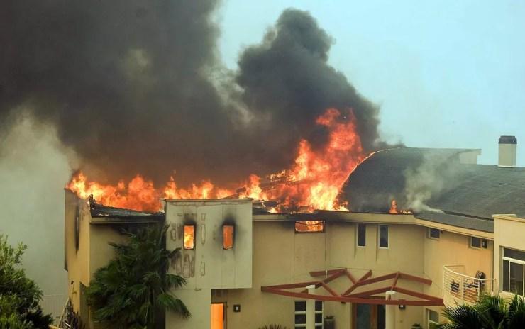 Casa perto do Lago Malibu é destruídas pelas chamas — Foto: Ringo H.W. Chiu / AP Photo