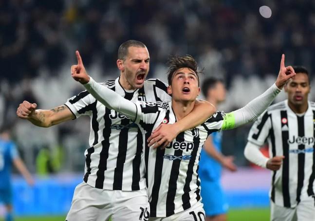 Dybala comemora gol da Juventus abraçado por Bonucci — Foto: REUTERS/Massimo Pinca