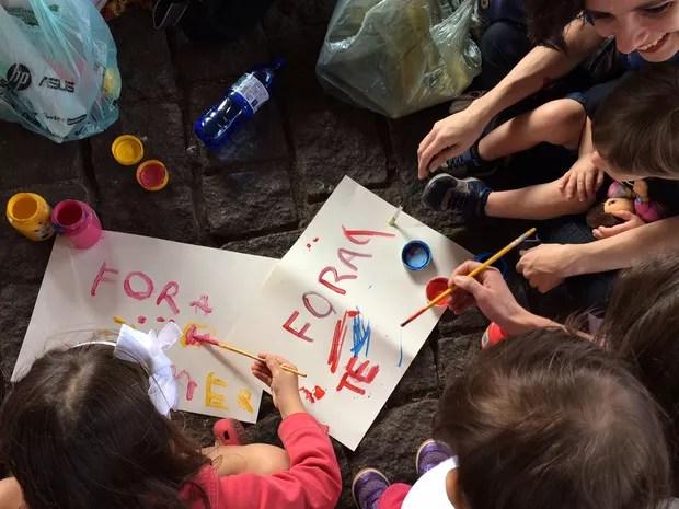 Crianças pintam cartazes em ato realizado por mães contra o governo do presidente Michel Temer (PMDB), no vão do Masp, no centro de SP, neste sábado (10) (Foto: Vivian Reis/G1)