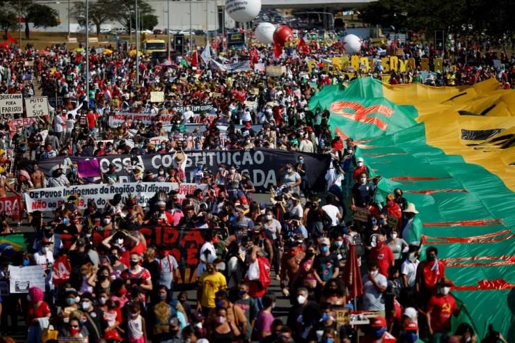  Manifestantes fazem protestos contra Bolsonaro e a favor da vacinação em Brasília — Foto: Adriano Machado/Reuters