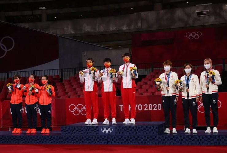 China (ouro) e Hong Kong (bronze) dividem pódio do tênis de mesa feminino por equipes — Foto: REUTERS/Thomas Peter
