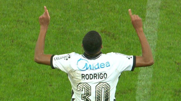 Gol do Corinthians! Rodrigo Varanda ganha de Renan e bate na saída do goleiro Vinícius Silvestre, aos 2 do 2ºT