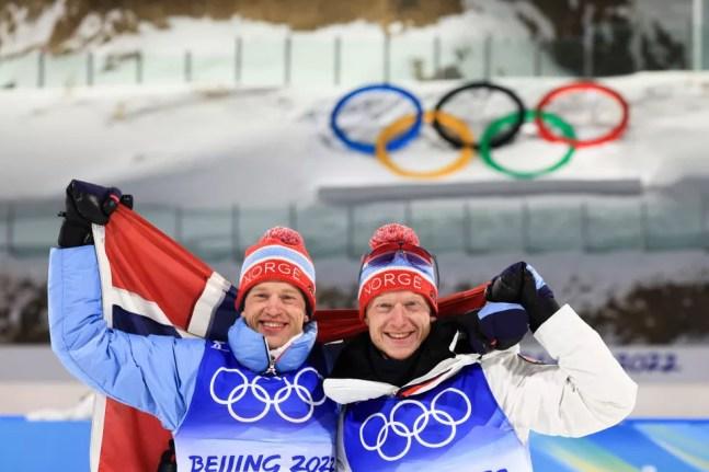  Tarjei Boe (à direita) e Johannes Thingnes no pódio do biatlo das Olimpíadas de Inverno — Foto: Christian Manzoni/NordicFocus/Getty Images