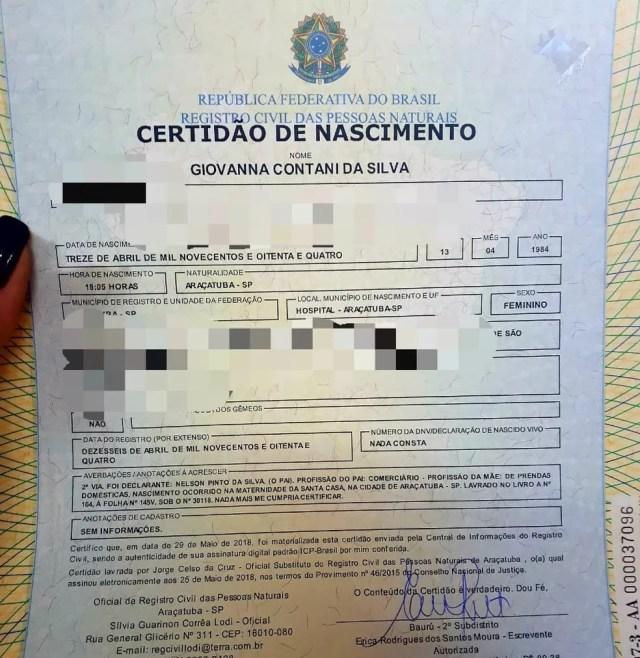Giovanna retirou a certidão de nascimento com a alteração de nome e gênero em Bauru (Foto: Arquivo pessoal)