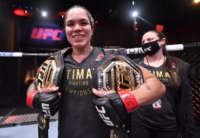 Amanda Nunes é a única a defender dois cinturões do UFC sem ter de abrir mão de nenhum deles — Foto: Getty Images