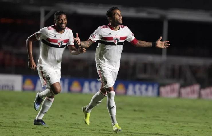 Daniel Alves e Reinaldo comemoram pelo São Paulo — Foto: Rubens Chiri/saopaulofc.net