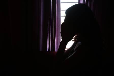 A vendedora, de 34 anos, é vítima de sucessivos estupros praticados por um grupo de traficantes do bairro em que mora.