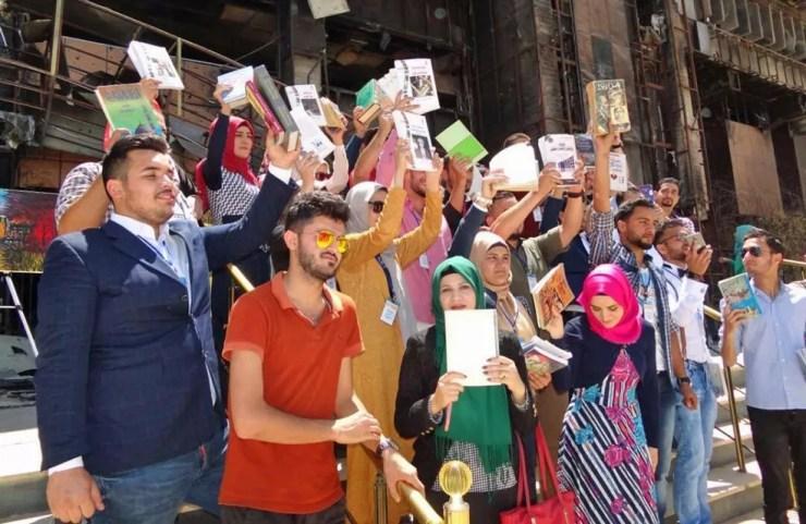 Professores, estudantes, economistas, acadêmicos: residentes de Mossul atenderam ao chamado do blogueiro anônimo 'Mosul Eye', um historiador exilado fora do Iraque, e agora tentam preservar os livros da Biblioteca Central da Universidade de Mossul (Foto: Divulgação/Ali Al-Baroodi)