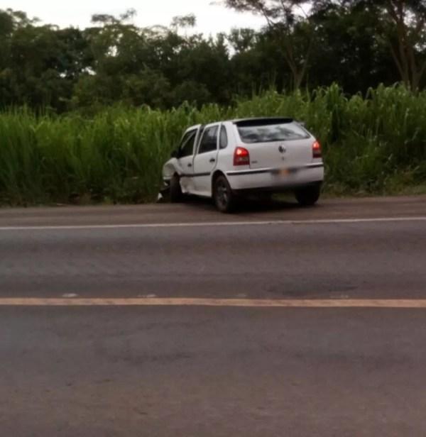 Carro foi parar no acostamento da rodovia depois de colidir com outro veículo que trafegava pela via  (Foto: Aquivo Pessoal )