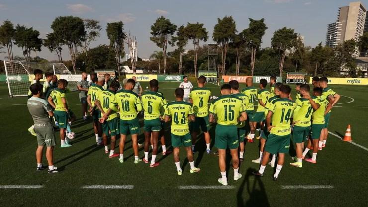 Abel Ferreira conversa com o elenco na Academia de Futebol — Foto: Cesar Greco / Ag. Palmeiras