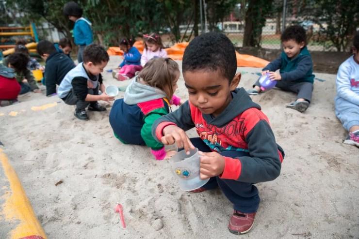Crianças brincam no tanque de areia da CEI Indianópolis.  — Foto: Marcelo Brandt/G1