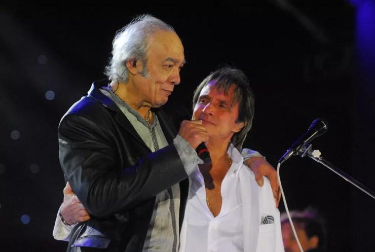 Erasmo Carlos e Roberto Carlos se emocionam no show de 50 anos de carreira do Rei — Foto: TV Globo / João Miguel Júnior