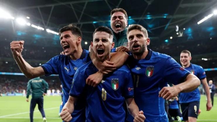 Jorginho vibra com gol no pênalti decisivo e classificação da Itália