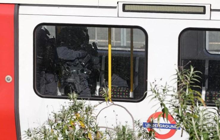 Polícia britânica entram em vagão de trem após explosão em trem na estação Parsons Green, em Londres, nesta sexta-feira (15)  (Foto: Daniel Leal-Olivas / AFP)